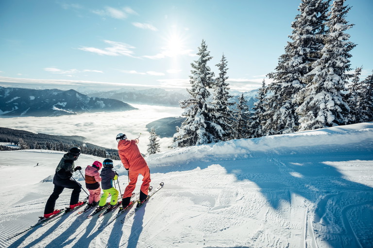 Wie ein Meer aus Watte liegt der Nebel im Tal und über dem Zeller See. Oben am Berg: ein sonniges Kontrastprogramm.