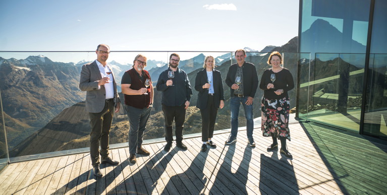 Die Falstaff-Testgruppe (von links): Hoteldirektor »Das Central« Michael Waschl, Weinchefredakteur Peter Moser, Chefredakteur Schweiz Benjamin Herzog, Chefredakteurin Falstaff Stefanie Hellge, Sommelier Hotel »Das Central« Martin Sperdin, Weinchefredakteurin Romana Echensperger (Master of Wine).