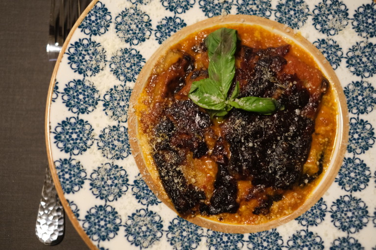 Kross gebackene Parmigiana im Hingucker-Teller