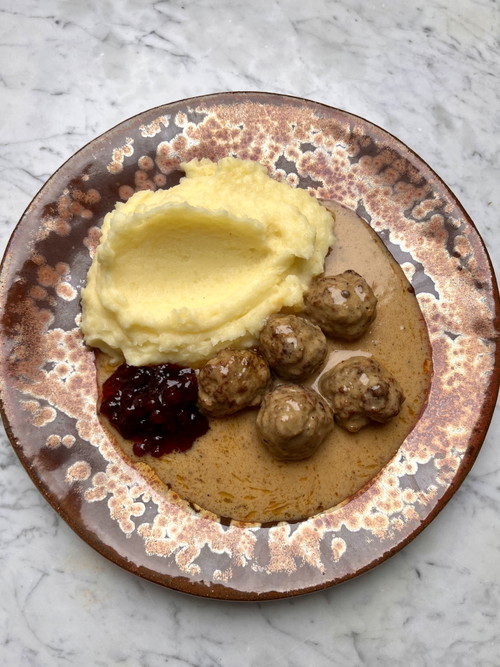 Ein Bestseller: hausgemachte schwedische Fleischbällchen in feiner Rahmsauce, dazu cremiges Kartoffelpüree und Preiselbeerkonfitüre