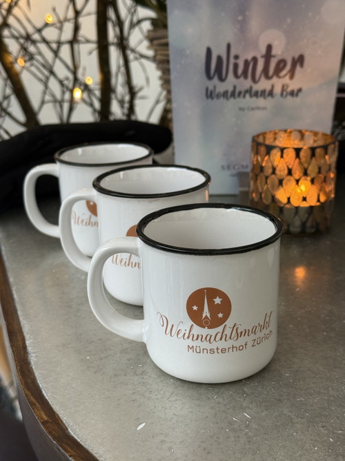 Der Glühwein wird in schlichten, aber eleganten Tassen serviert.