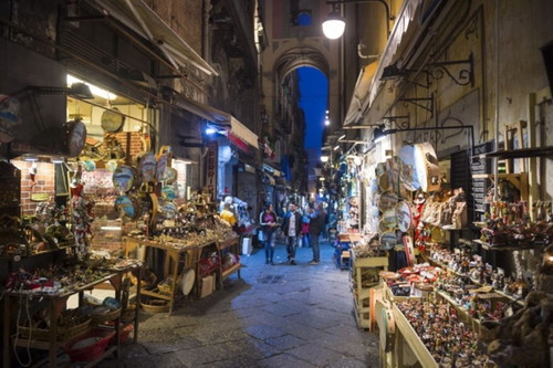 Le bancarelle alla sera in San Gregorio Armeno a Napoli
