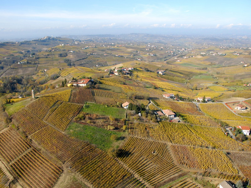 Veduta panoramica del paesaggio e della Torre dei Contini