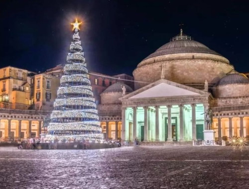 Addobbi in piazza Plebiscito a Napoli