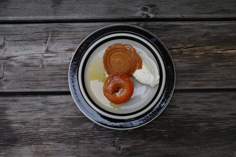 Salzapfel mit Rosmarin-Chantilly und Blätterteig