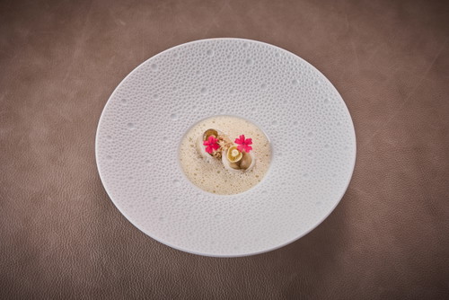 Ravioli, iberisches Schwein, Garnele, Enoki-Pilze und weißer Alba-Trüffel.