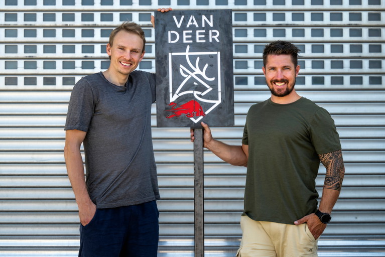 Einst Rivalen, nun ein Team: Henrik Kristoffersen (l.) fährt mit Marcel Hirschers Skimarke »Van Deer« und holte 2023 den ersten Weltcupsieg für das noch junge Unternehmen.
