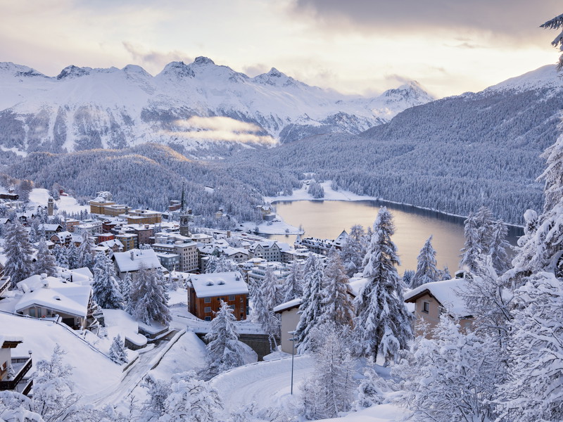 Auf dem zugefrorenen St. Moritzersee werden jeden Winter spektakuläre Sportevents wie das berühmte Pferderennen White Turf ausgetragen.