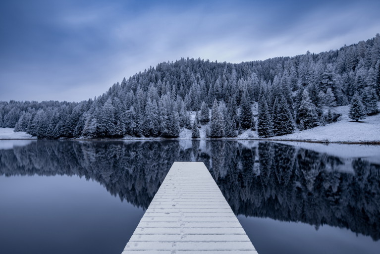 Der Schwarzsee am Rand von Kitzbühel gilt als einer der idyllischsten Naturseen Tirols und ist ein beliebter Ort zum Wandern, Schwimmen und Abschalten – und im Winter auch zum Eislaufen.