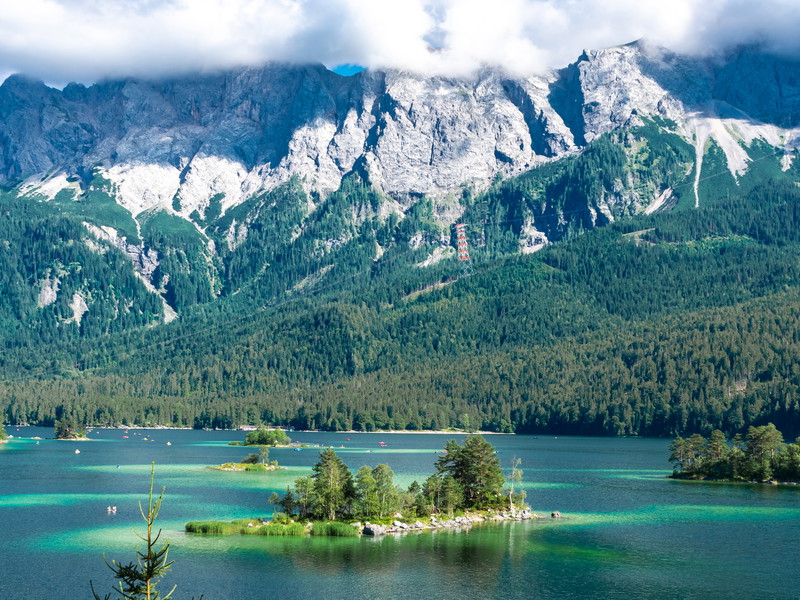 Zwischen wilden Klammen, grünen Almen und schneebedeckten Gipfeln zeigt sich die Natur rund um Garmisch-Partenkirchen von ihrer schönsten Seite – wie hier am Eibsee.