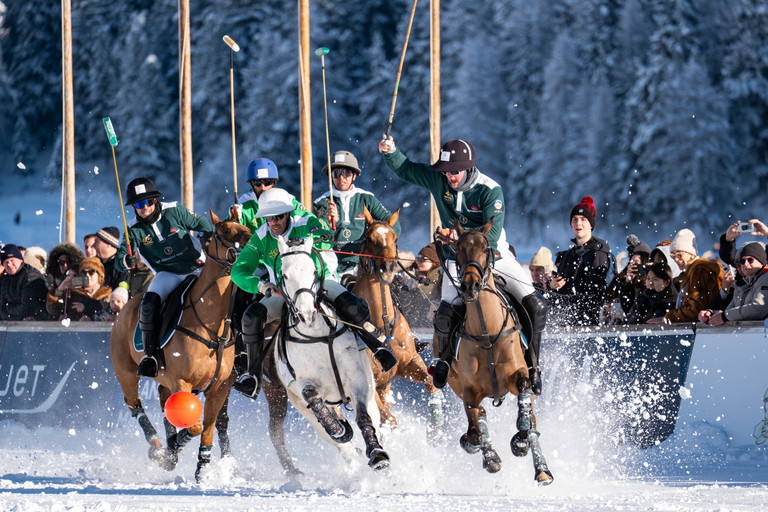 Ob beim legendären Cresta Run, beim Skifahren oder beim Snow Polo (hier) – St. Moritz vereint Tradition, Sport und Glamour auf unvergleichliche Weise.