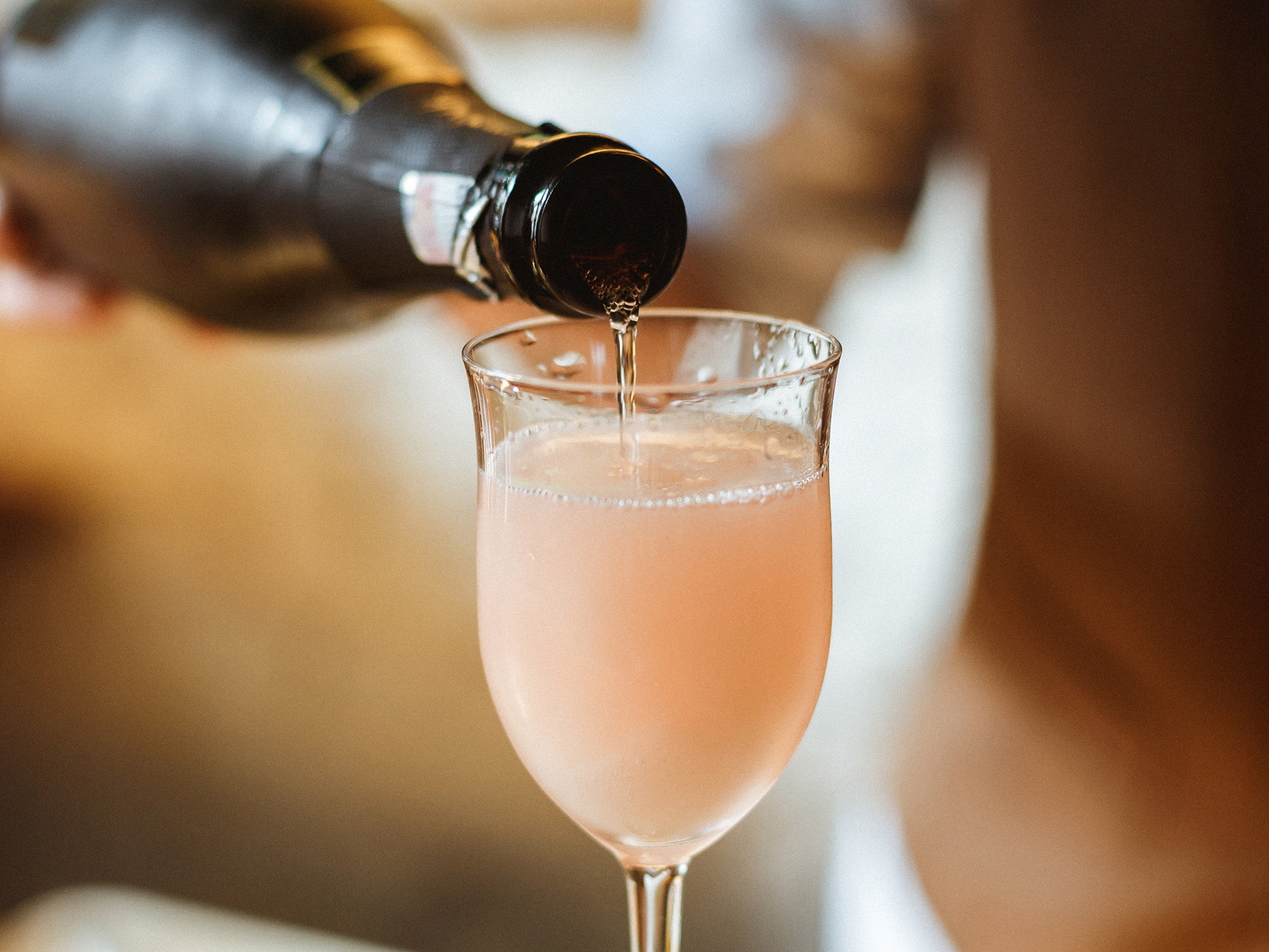 Die wichtigste Regel beim Einsatz von Schaumweinen aller Art in Cocktails: Als Luxus-Filler kommen diese niemals in den Shaker!