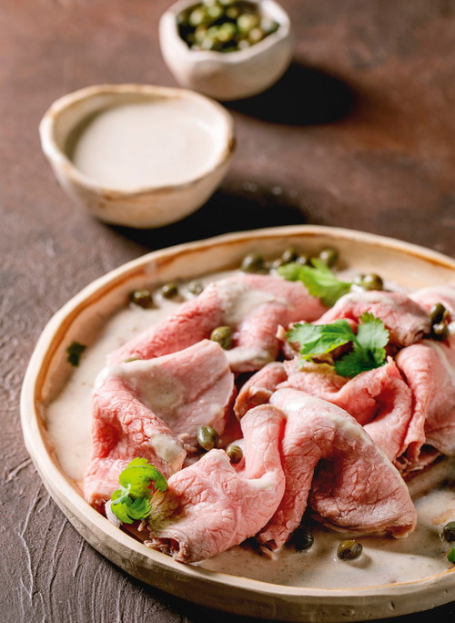 Kalbfleisch, rosa gebraten und dünn geschnitten, überzogen mit einer Sauce aus Thunfisch und Kapern, gehört als Vitello Tonnato zu den Spezialitäten im Piemont.