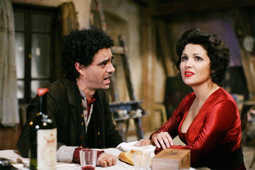 »La Bohème« – Puccinis Meisterwerk in einer eindrucksvollen Filmadaption: Anna Netrebko und Rolando Villazón verkörpern Mimi und Rodolfo in Robert Dornhelms Inszenierung einer tragischen Liebe.