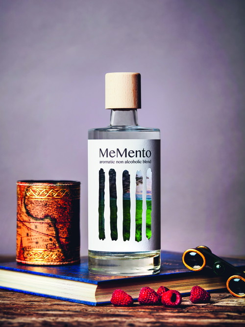 MeMento è un blend analcolico italiano, biologico, vegano e senza glutine, ottenuto da distillati aromatici di botaniche mediterranee selezionate, perfetto in mixology