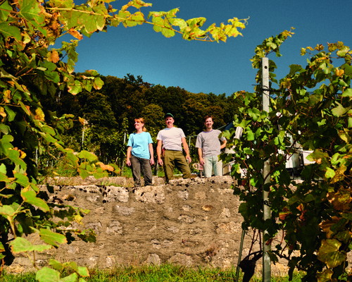 Das junge Team von Clos Vert hat es mit dem ersten Jahrgang ihres Lagen-Pinots Fergettli gleich aufs Treppchen der Falstaff-Trophy geschafft.
