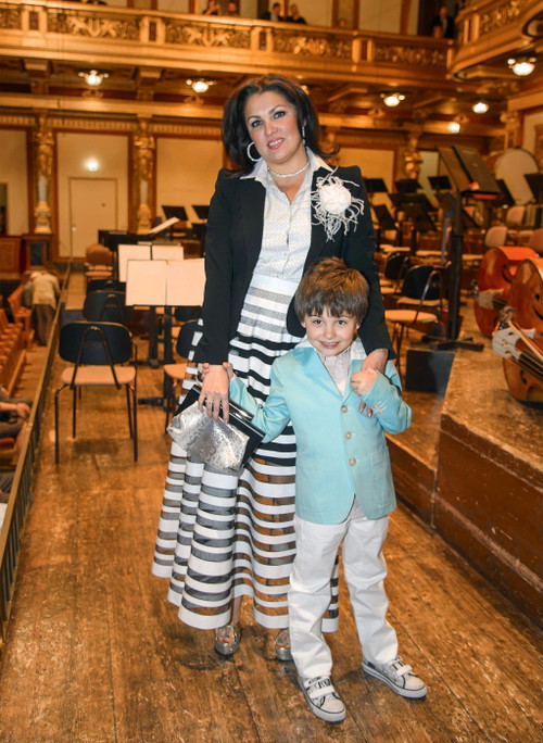Anna Netrebkos Sohn Tiago entstammt ihrer Beziehung mit dem Bassbariton Erwin Schrott. Das Foto zeigt die Sopranistin und ihren Sohn am Rande eines Wiener Charity-Galakonzerts im Jahr 2015.