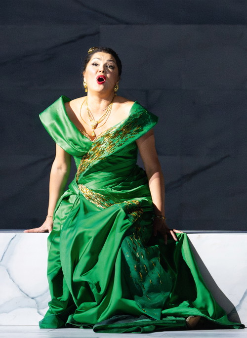 Die Sopranistin brillierte bereits in zahlreichen Opernrollen – unter anderem als ergreifende Tosca in Puccinis Meisterwerk.