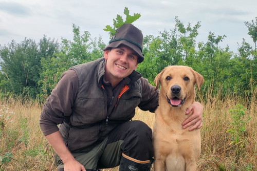 Neben Jagdmotiven widmet sich Ragginger auch Tierporträts, insbesondere Auftragszeichnungen von Hunden.