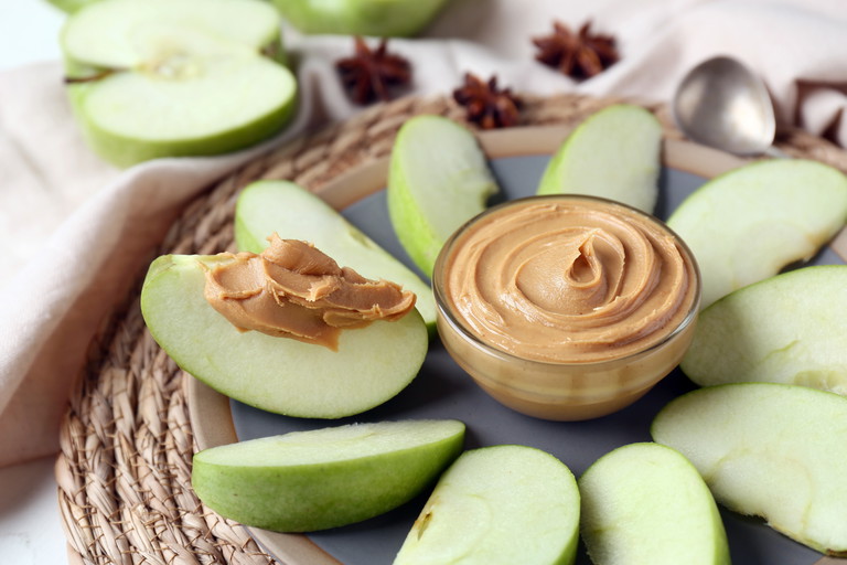 Granny Smith-Äpfel und Erdnussbutter geben ein gelungenes Duo ab.
