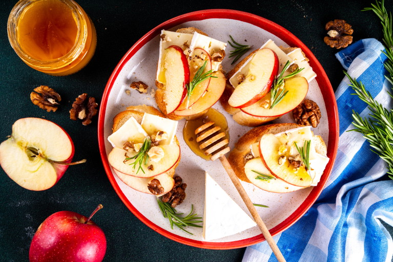 Äpfel in Kombination mit Käse, Honig und Nüssen.
