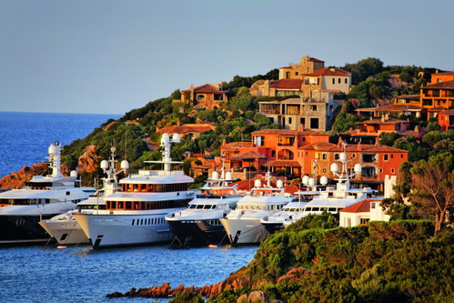 Auch für Luxusyachten ist Sardinien ein beliebtes Ziel im Mittelmeer – so wie hier am Porto Cervo.