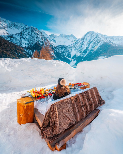 Colazione nella neve, sul letto riscaldato