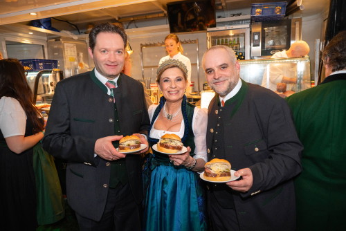 Christa Kummer-Hofbauer, Präsidentin des Grünen Kreuzes, mit Bundesminister Norbert Totschnig (li.) und Matthias Grün, Vorsitzender des Vorstandes der Esterhazy Betriebe AG, genießen die herzhaften Schmankerl des Abends.