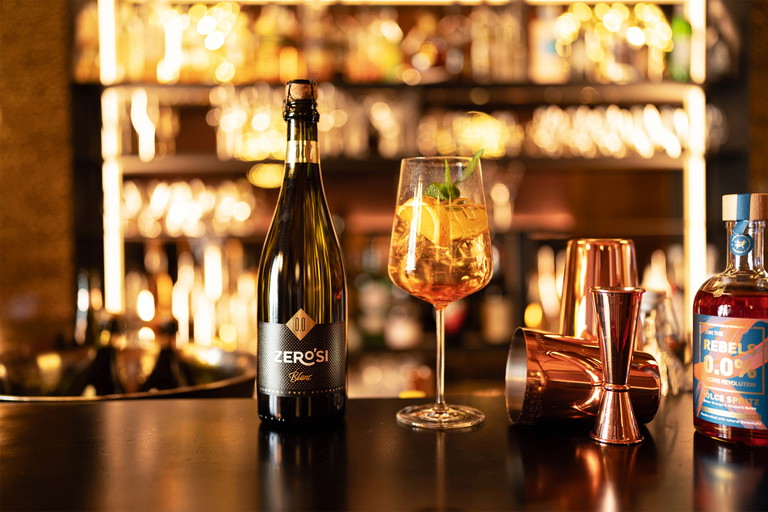 Der »ZERO’SI Rosé 0% Alkoholfrei Sparkling Dry« vom Schweizer Pionier für alkoholfreien Wein, Rimuss, überzeugt mit feiner Perlage und fruchtigen Noten – ein Beispiel für alkoholfreien Genuss und zugleich als Basis für Mocktails geeignet.