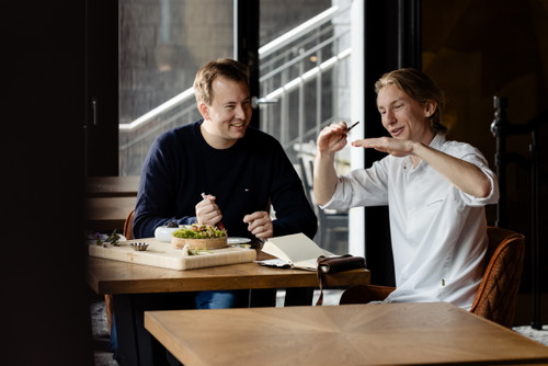 David Geisser und sein Bruder beim Brainstorming für ihr Fine Dining Restaurant »Soleil d’Or«.