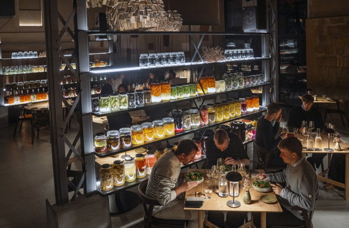 The dining room itself is a 
living fermentation room.
All misos, garums, 
pickles are visible.