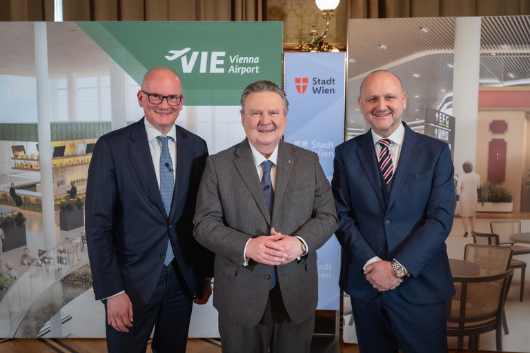 Foto 1: (v.l.n.r.) Flughafen Wien-Vorstand Julian Jäger, Bürgermeister Michael Ludwig und WienTourismus-CEO Norbert Kettner