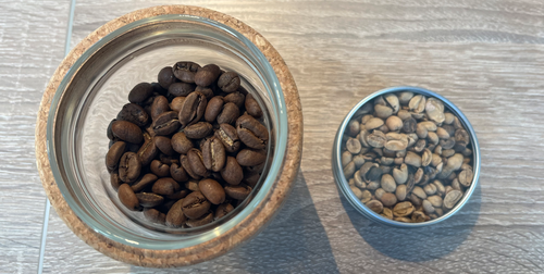 Links die Kaffeebohnen in einheitlicher Größe und gleichmäßiger Röstung. Rechts das Negativbeispiel.