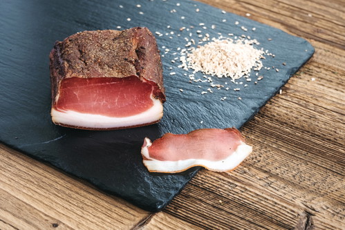 Großarler Karreespeck vom Großarler Genuss: In Zusammenarbeit mit regionalen Partnern gefertigt und über aromatischem Buchenholz geräuchert.