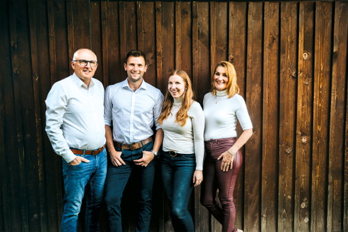 Die Winzerfamilie Narat-Zitz aus Leutschach holt sich den Sieg im Falstaff Junker Cup 2025.