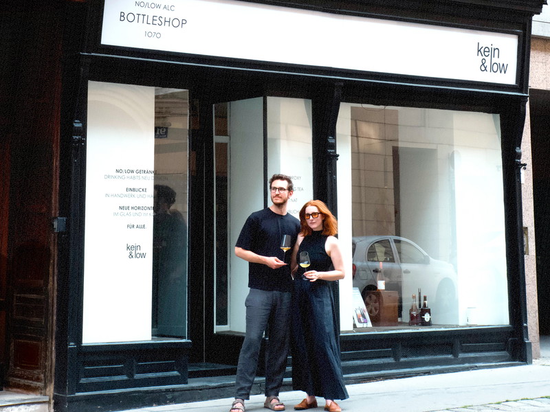 Lucas Matthies und Friederike Duhme vor ihrem Shop. 