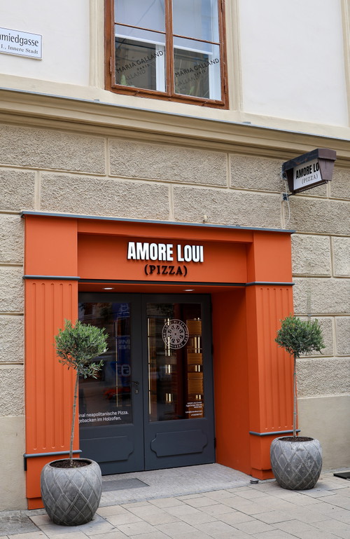 © Amore Loui