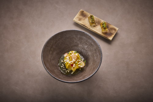 Hamachi mit Gelber Bete, Kamille und Grapefruit
