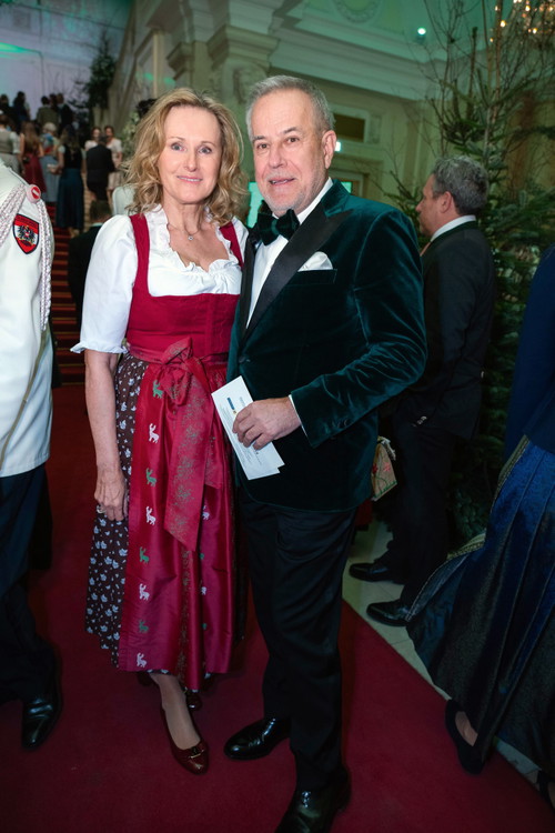 Unternehmer Sigi Wolf 
mit seiner Ehefrau beim 102. Jägerball in der Wiener Hofburg.