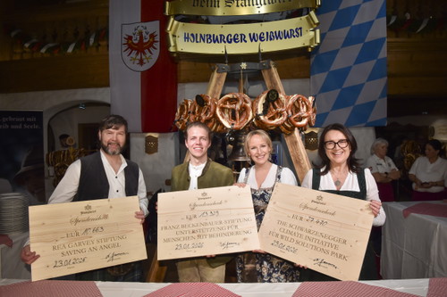 Bei der Scheckübergabe (v.l.n.r.): Rea Garvey, Joel Beckenbauer, Maria Hauser, Monika Langthaler 