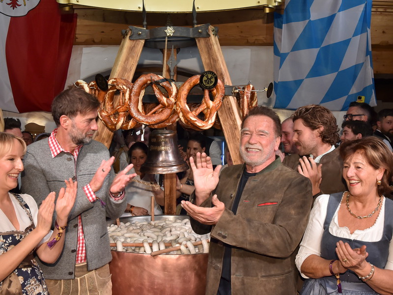 Gemeinsam eröffneten die 33. Ausgabe der legendären Stanglwirt-Weißwurstparty (v.l.n.r. im Vordergrund) Maria Hauser, Jürgen Klopp, Arnold Schwarzenegger, Magdalena Hauser und im Hintergrund unter anderem Sascha Röntgen, Lena Gercke und Ralf Moeller.