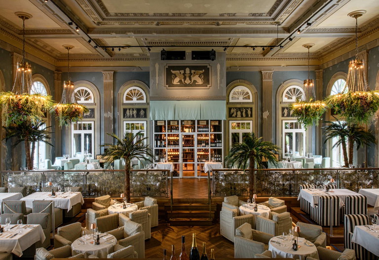Gli eleganti spazi del Razzia Restaurant di Zurigo