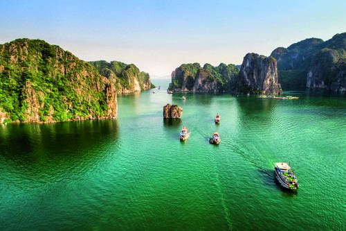 Ein Muss ist ein Bootsausflug in der Halong-Bucht mit ihren markanten Kalkfelsen, die aus dem Wasser herausragen.