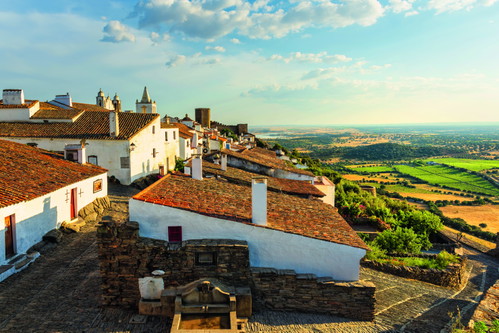 Monsaraz, mit seinen typischen weiß getünchten Häusern und dem weiten Panoramablick, gilt als eines der schönsten Dörfer des Alentejo.