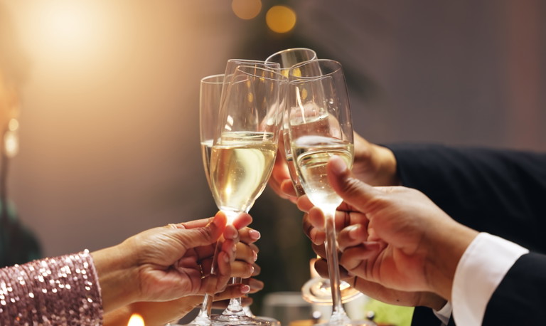 Bei einer Alkohol-Abstinenz kann schnell sozialer Druck entstehen: «Wieso trinkst du nicht?», «Komm, wir stossen an».