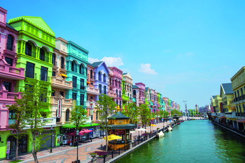 Bunte Häuser im Unterhaltungskomplex «Mega Grand World» in Hanoi.