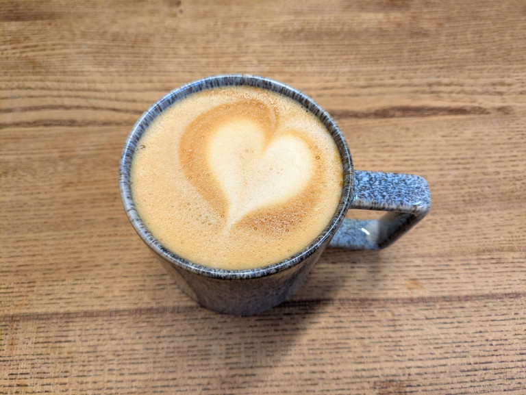 Hafermilch ist eine beliebte Alternative zur geschäumten Kuhmilch im Kaffee.