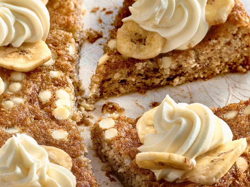 Tarte de banana sem glúten com cobertura de queijo creme