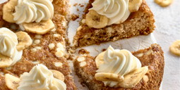 Tarte de banana sem glúten com cobertura de queijo creme