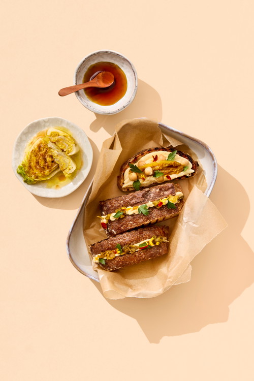 Ahorn-Kimchi mit Hummus auf Röstbrot